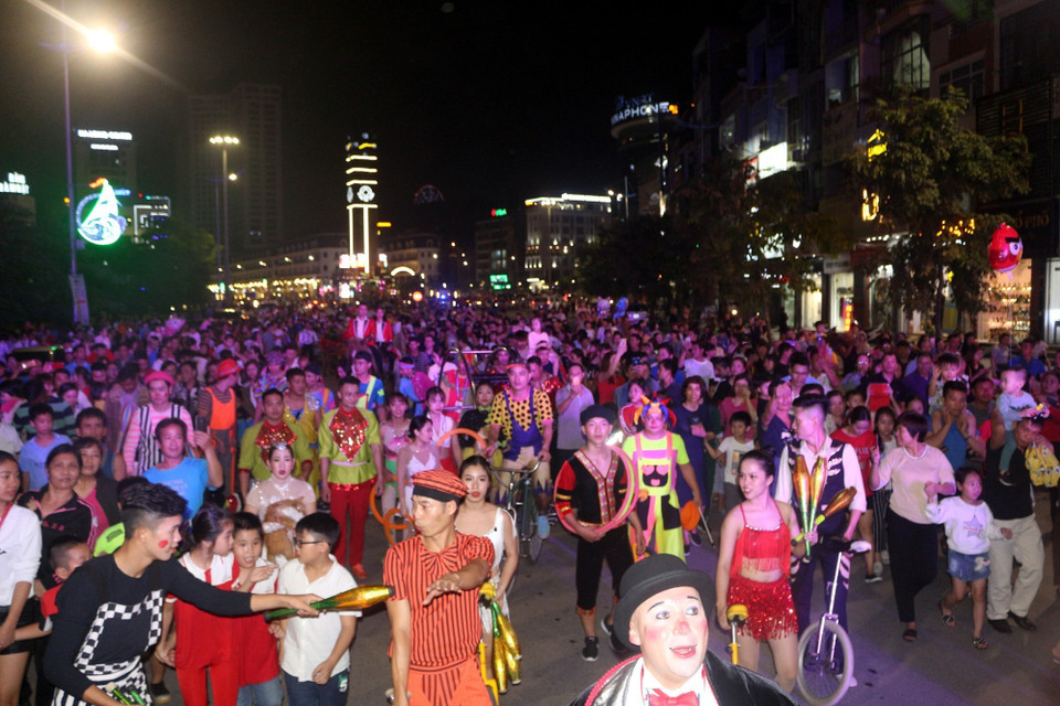 Rất đông du khách và người dân tham gia diễu hành cũng với các nghệ sỹ xiếc. (Ảnh: Đức Hiếu/TTXVN)