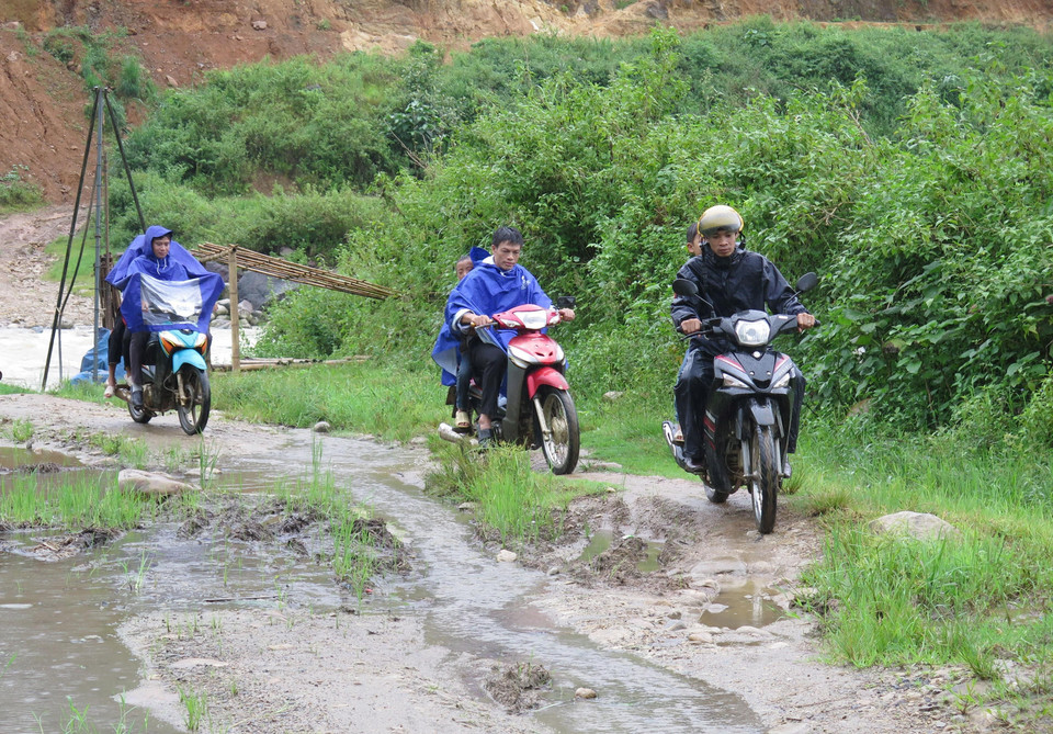 Giáo viên trường Tiểu học số 2 xã Nậm Xe, huyện Phong Thổ, tỉnh Lai Châu đưa học sinh tới trường trung tâm. (Ảnh: Việt Hoàng/TTXVN)