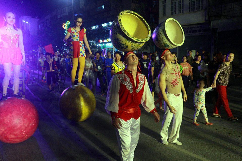 Các nghệ sỹ xiếc tham gia diễu hành và biểu diễn phục vụ người dân và du khách. (Ảnh: Đức Hiếu/TTXVN)