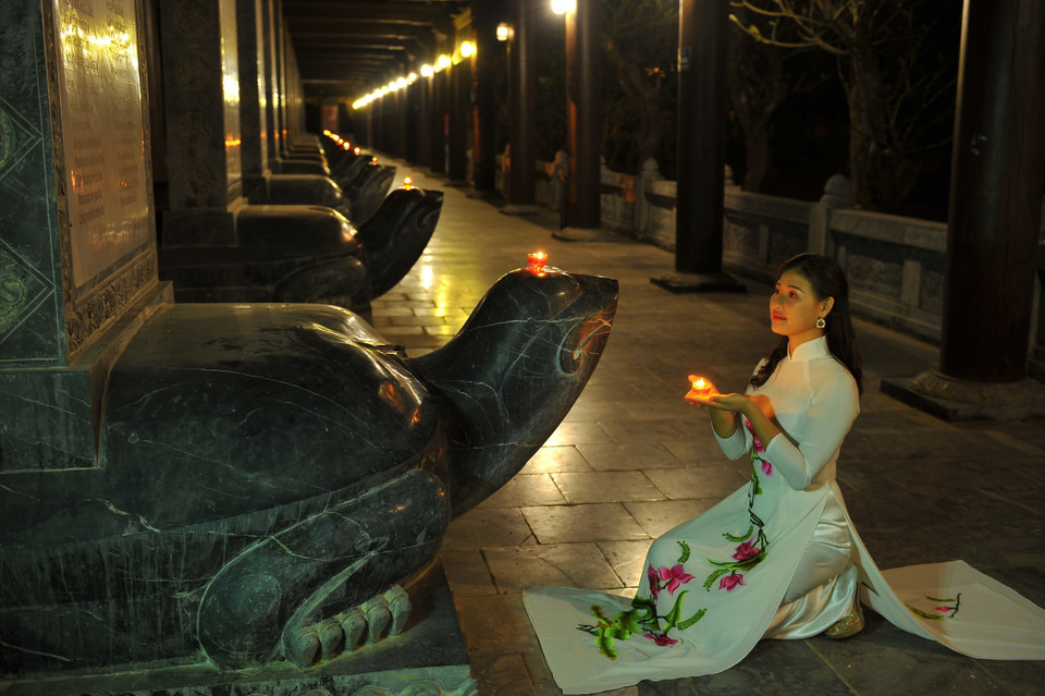 Dãy hành lang với 108 rùa đá cõng bia kinh phật, mỗi tấm bia là một lời răn cho cuộc sống. (Ảnh: Minh Đức/TTXVN)