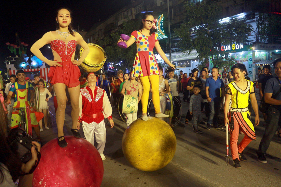 Các nghệ sỹ xiếc tham gia diễu hành và biểu diễn phục vụ người dân và du khách. (Ảnh: Đức Hiếu/TTXVN)