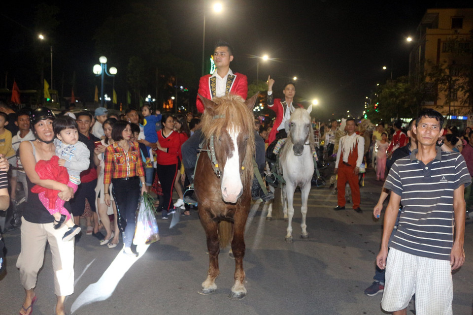 Các thú cưng phục vụ diễn xiếc cũng tham gia diễu hành. (Ảnh: Đức Hiếu/TTXVN)