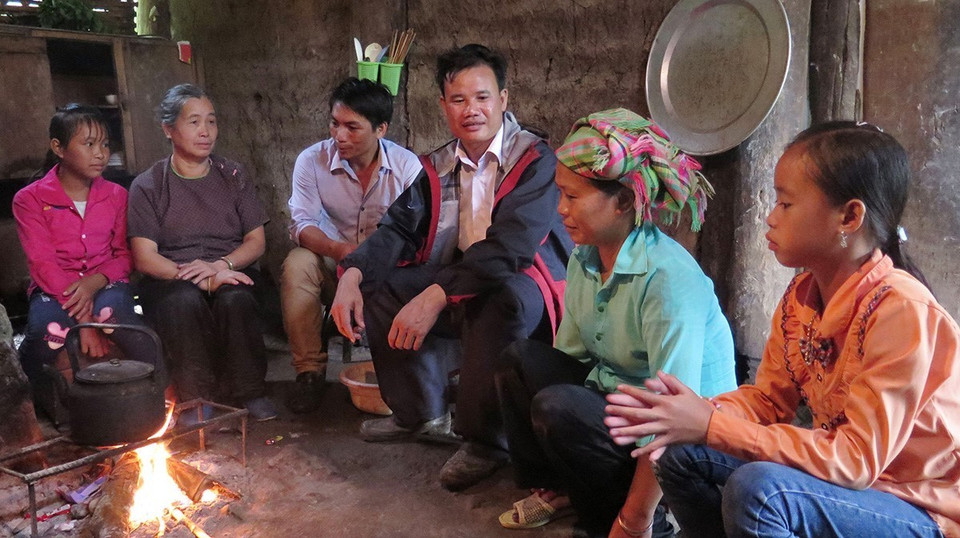 Giáo viên trường Tiểu học số 2 xã Nậm Xe, huyện Phong Thổ, tỉnh Lai Châu đến từng nhà dân để tuyên truyền vận động học sinh đến lớp sau mỗi đợt mưa lũ. (Ảnh: Việt Hoàng/TTXVN)