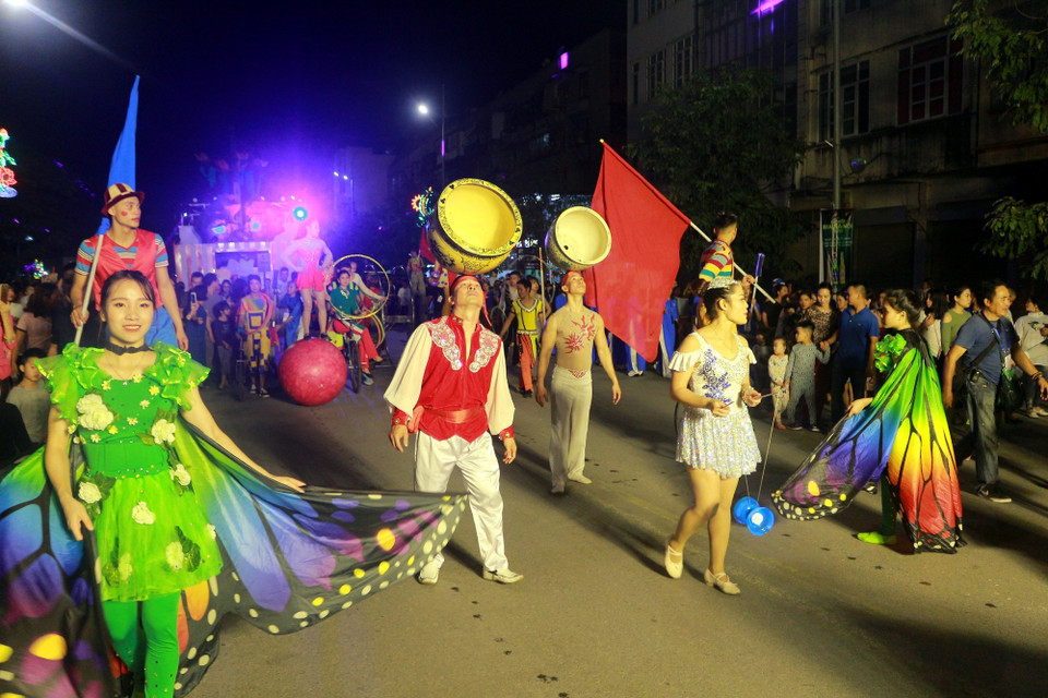 Các nghệ sỹ xiếc tham gia diễu hành và biểu diễn phục vụ người dân và du khách. (Ảnh: Đức Hiếu/TTXVN)