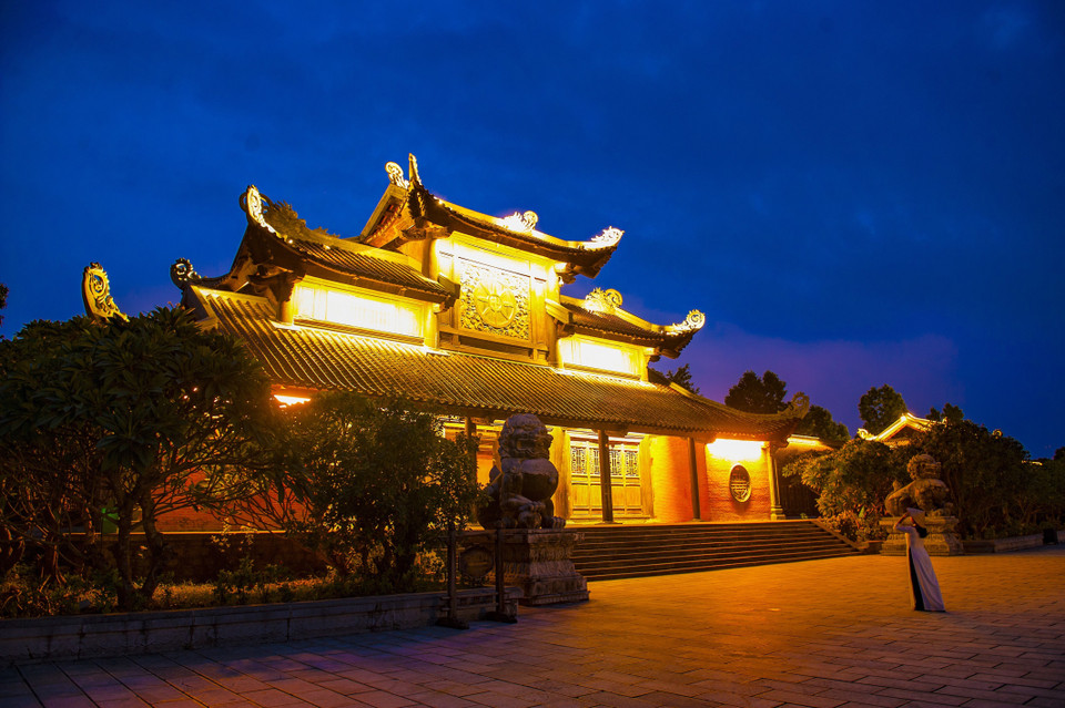 Cổng Tam quan Nội chùa Bái Đính được làm toàn bằng gỗ tứ thiết, kiến trúc theo kiểu lộng tàn, chồng giường, tiền bẩy, hậu bẩy, xà nách. (Ảnh: Minh Đức/TTXVN)