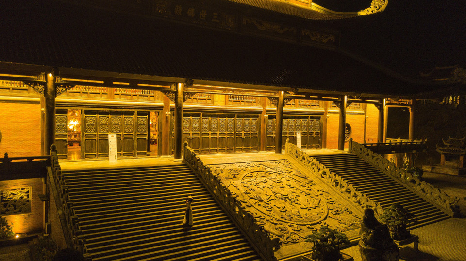 Tòa Tam Thế chùa Bái Đính, mỗi lối rộng 8m, gồm 32 bậc đá theo độ cao từ sân lên đến hiên là 4m. (Ảnh: Minh Đức/TTXVN)