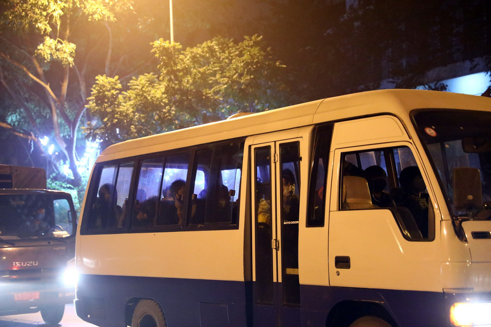 Đoàn xe chở người dân từ nước ngoài trở về được đưa về khu cách ly tập trung tại Pháp Vân-Tứ Hiệp. (Ảnh: Huy Hùng/TTXVN)