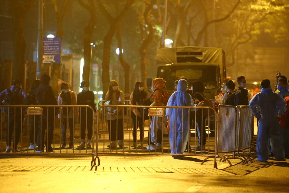 Đoàn người xếp hàng chờ để vào khu cách ly tập trung.(Ảnh: Minh Quyết/TTXVN)