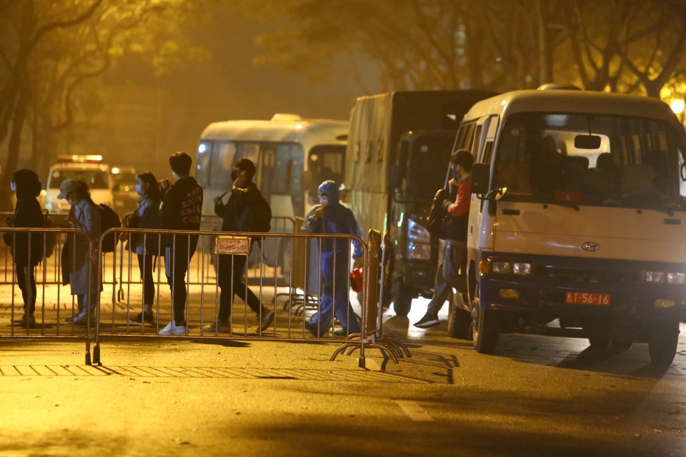 Đoàn xe chở người dân từ nước ngoài trở về được đưa về khu cách ly tập trung tại Pháp Vân-Tứ Hiệp. (Ảnh: Minh Quyết/TTXVN)