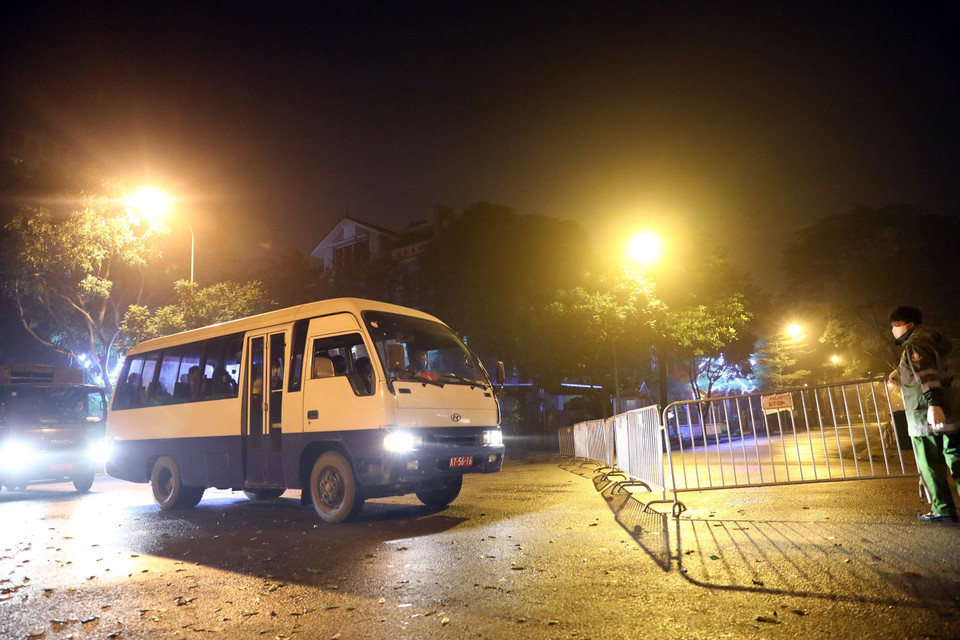 Công an quận Hoàng Mai phối hợp với Bộ Tư lệnh thủ đô đảm bảo an ninh cho khu vực cách ly. (Ảnh: Minh Quyết/TTXVN)