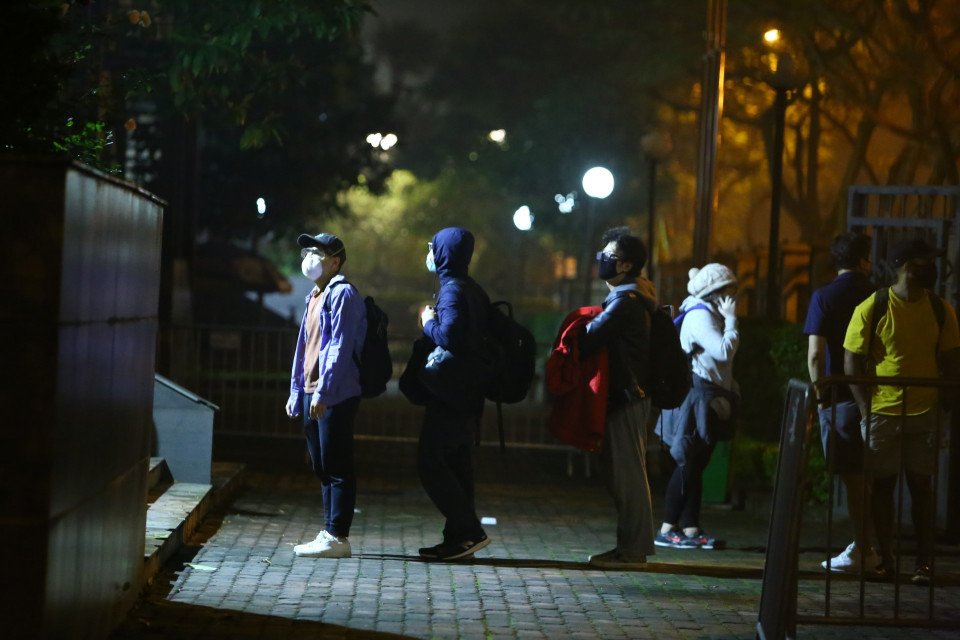 Đoàn người xếp hàng chờ để vào khu cách ly tập trung. (Ảnh: Minh Quyết/TTXVN)