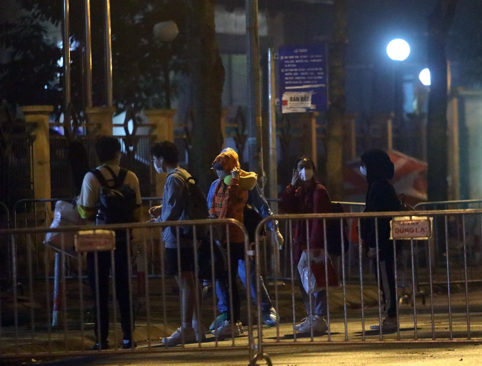 Đoàn người xếp hàng chờ để vào khu cách ly tập trung.(Ảnh: Minh Quyết/TTXVN)