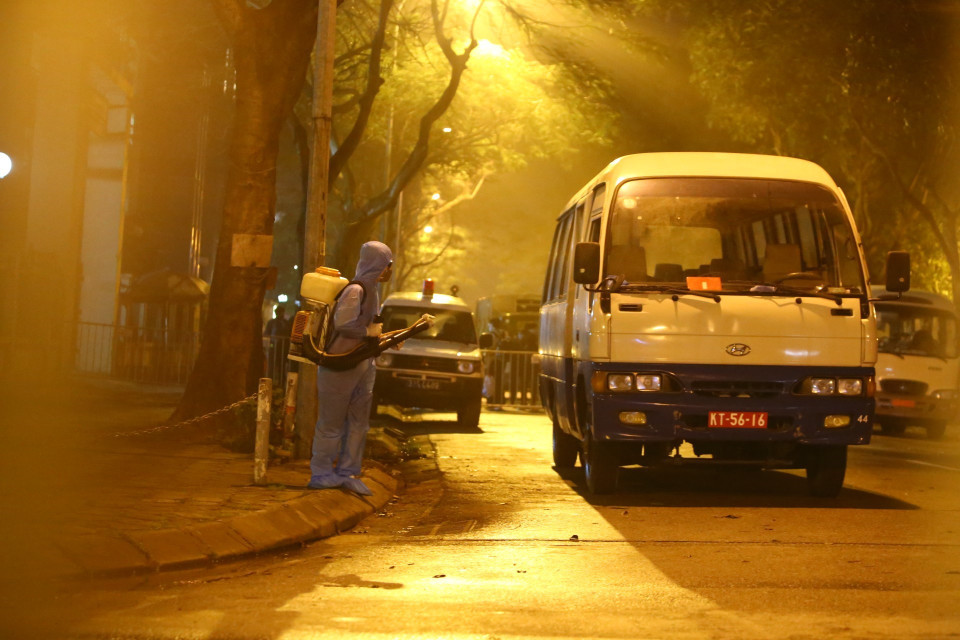 Toàn bộ xe chở người đi cách ly đều được khử trùng kỹ lưỡng. (Ảnh: Minh Quyết/TTXVN)