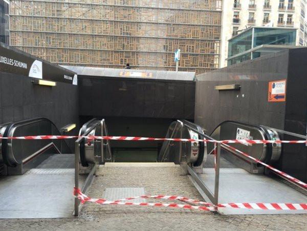 Phong tỏa lối vào một ga tàu điện ngầm( Nguồn: Twitter)