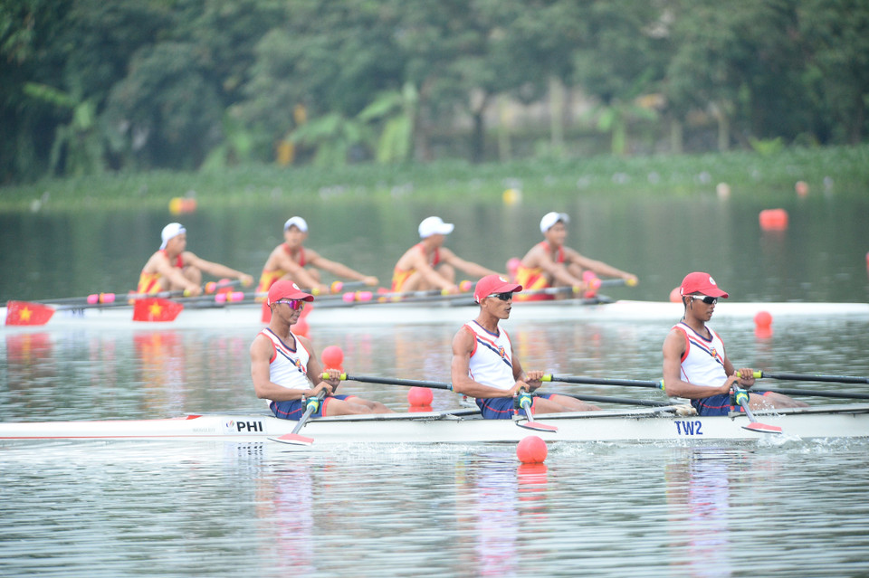 Các vận động viên đội tuyển Philippines (gần, đường đua số 1) và Việt Nam (xa, đường đua số 4) thi đấu nội dung thuyền 4 nam hạng nặng hai mái chèo (M4X). (Ảnh: Minh Đức/TTXVN)