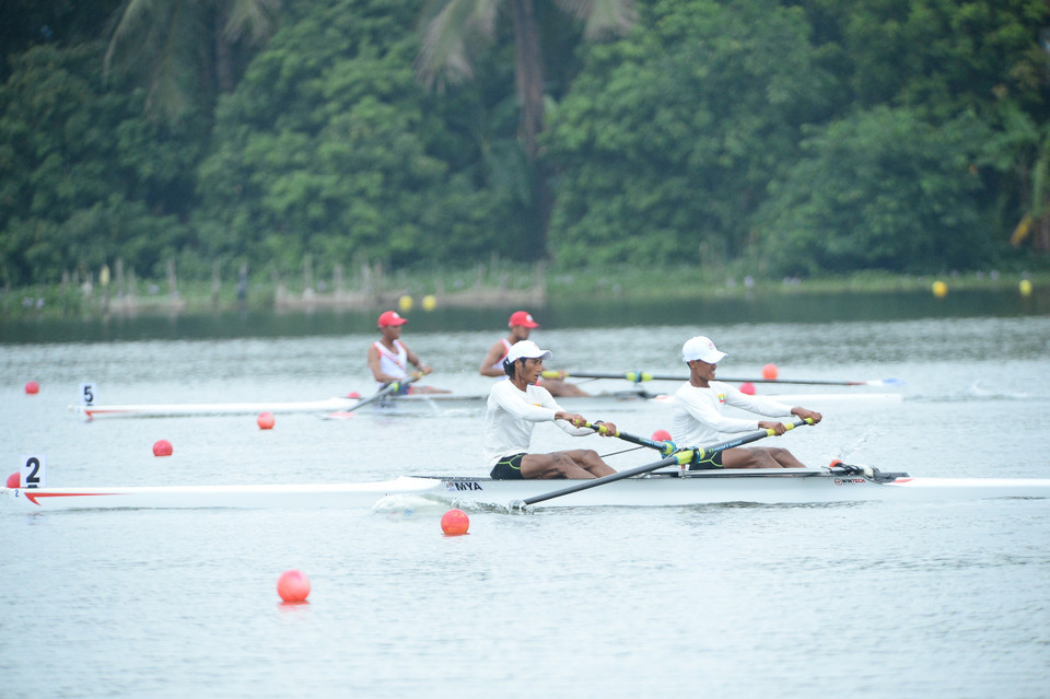 Các cặp vận động viên đội tuyển Myanmar (gần, đường đua 2) và Philippines (đường đua 5) thi đấu nội dung thuyền đôi nam hạng nhẹ 1 mái chèo (LM2-). (Ảnh: Minh Đức/TTXVN)