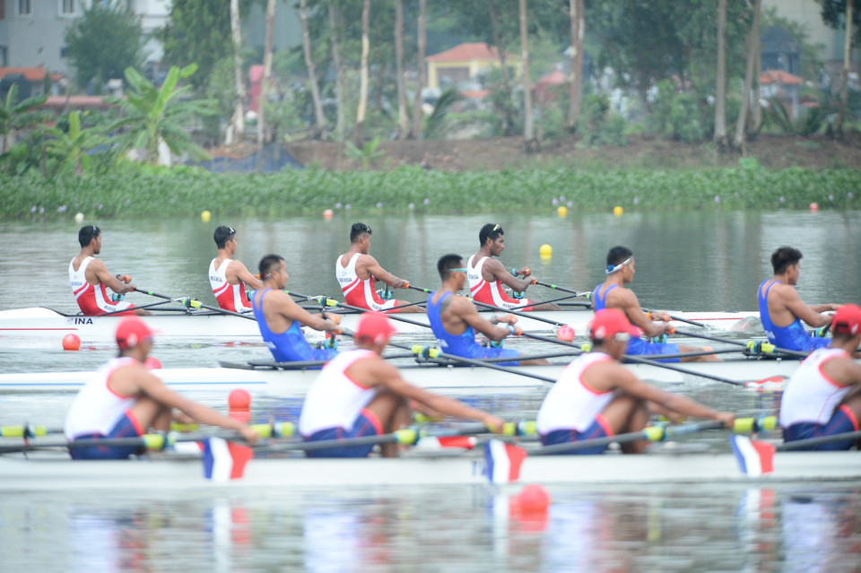 vận động viên các đội Philippines (gần), Thái Lan (giữa) và Indonesia (xa) thi đấu nội dung thuyền 4 nam hạng nặng hai mái chèo (M4X). (Ảnh: Minh Đức/TTXVN)