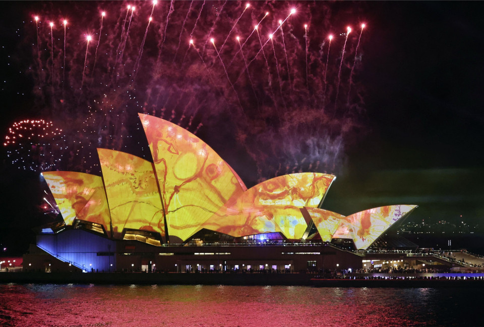 Lễ hội ánh sáng Vivid Sydney của Australia - một trong những sự kiện văn hóa du lịch lớn nhất trong năm và được nhiều người mong đợi nhất ở 'xứ sở Chuột túi' - chính thức diễn ra từ ngày 26/5 đến ngày 17/6/2023. (Ảnh: Kyodo/TTXVN)