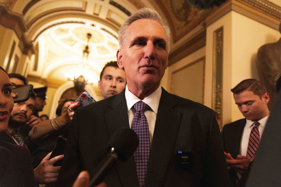 Chủ tịch Hạ viện Mỹ Kevin McCarthy phát biểu với báo giới tại Washington, D.C., ngày 31/5/2023. (Ảnh: THX/TTXVN)