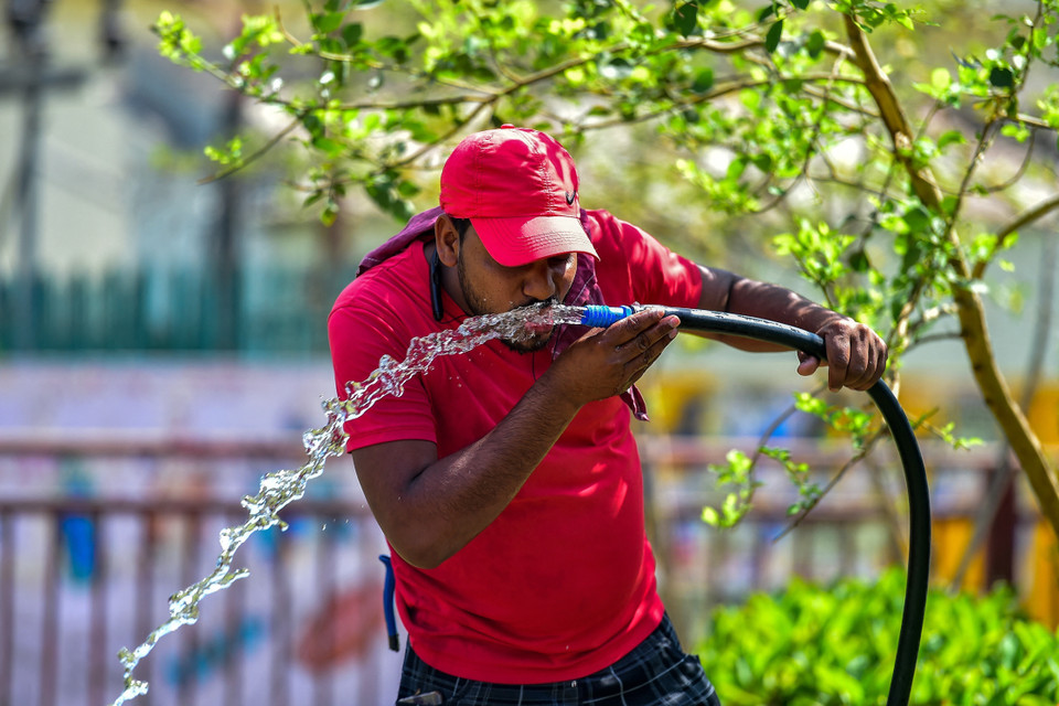 Người dân uống nước giải nhiệt trong chiều hè nóng bức tại Prayagraj, Ấn Độ, ngày 15/5/2023. (Ảnh: AFP/TTXVN)