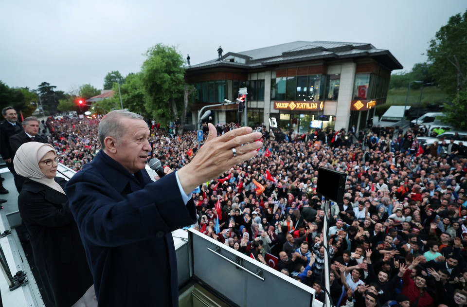 Tổng thống Thổ Nhĩ Kỳ Tayyip Erdogan (trái) phát biểu trước những người ủng hộ sau khi giành chiến thắng trong cuộc bầu cử Tổng thống vòng hai, tại Ankara ngày 29/5/2023. (Ảnh: AFP/TTXVN)