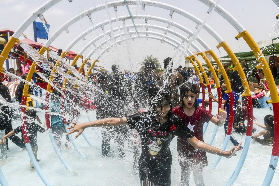 Khả năng thích ứng với biến đổi khí hậu của các nước châu Á đang là vấn đề đáng lo ngại khi nhiều nước khu vực này liên tục phải hứng chịu đợt nắng nóng với nhiệt độ tăng cao kỷ lục vào cuối tháng 5/2023, thời điểm thời tiết thường mát mẻ hơn khi bắt đầu mùa mưa. (Ảnh: AFP/TTXVN)