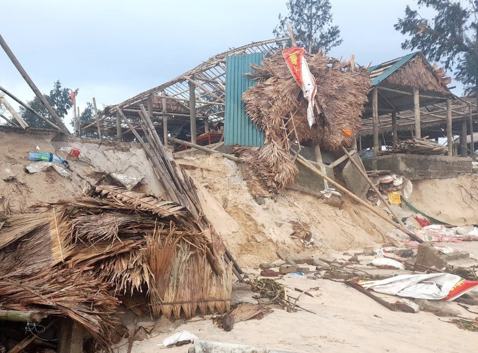 Tại Quảng Trị, sạt lở bờ biển nghiêm trọng, nhiều nhà dân bị đổ sập, tốc mái do bão số 9. (Ảnh: TTXVN)