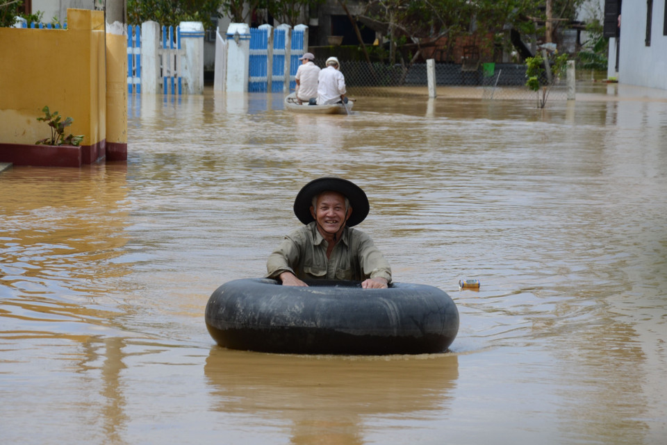Nhiều khu vực huyện Hoà Vang (Đà Nẵng) ngập lụt sâu sau bão số 9. (Ảnh: TTXVN)