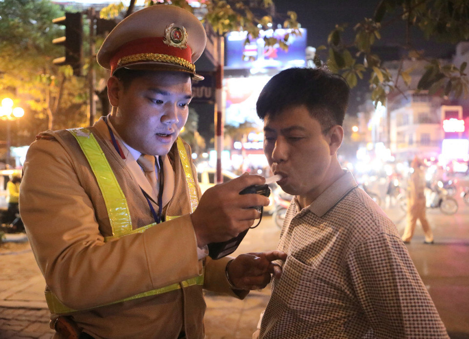 Cảnh sát giao thông kiểm tra nồng độ cồn tại ngã tư Lạc Trung-Thanh Nhàn. (Ảnh: Doãn Tấn/TTXVN)