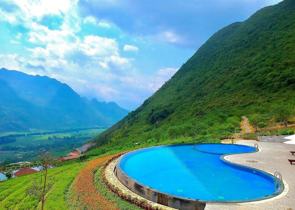 Bể bơi “vô cực” trong khu nghỉ dưỡng H’MONG VILLAGE. (Ảnh: Nguyễn Chiến/TTXVN)