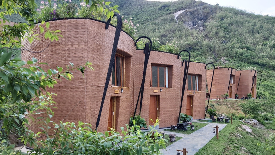 15 ngôi nhà hình Quẩy Tấu tại khu nghỉ dưỡng H’MONG VILLAGE. (Ảnh: Nguyễn Chiến/TTXVN)