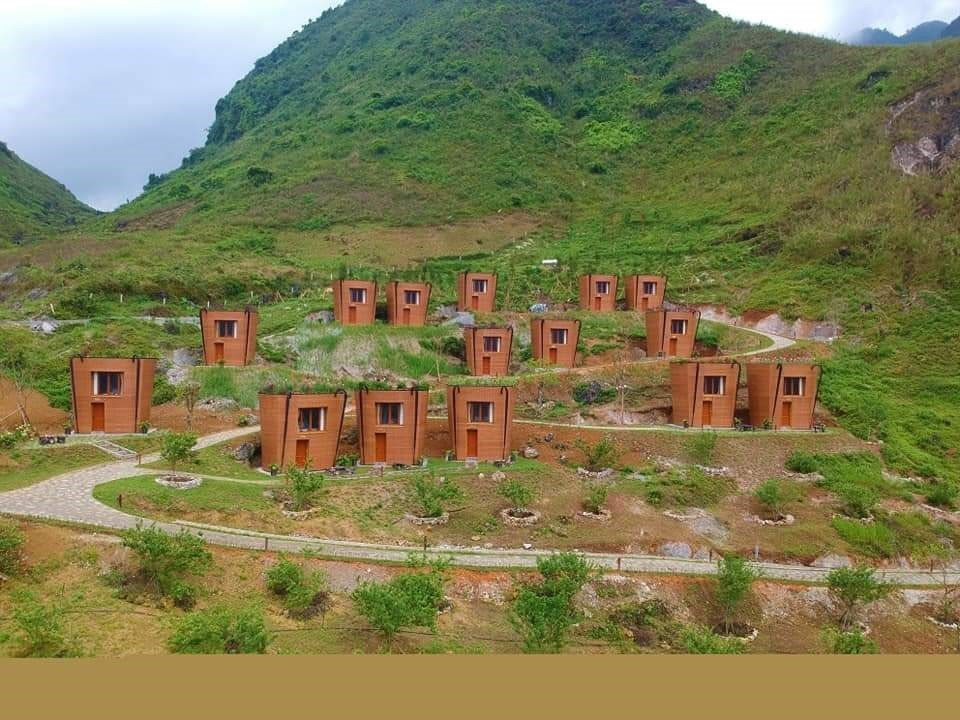 15 ngôi nhà hình Quẩy Tấu (chiếc địu lưng của dân tộc Mông) tại khu nghỉ dưỡng H’MONG VILLAGE. (Ảnh: Nguyễn Chiến/TTXVN)