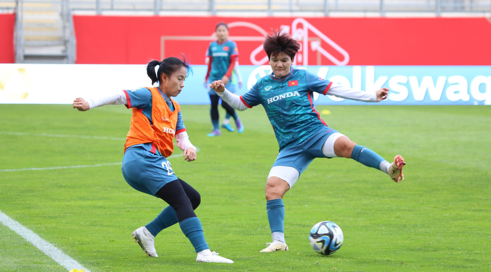 Các cầu thủ tập luyện, làm quen với sân cỏ trước trận đấu với tuyển Đức. (Ảnh: Mạnh Hùng/TTXVN)