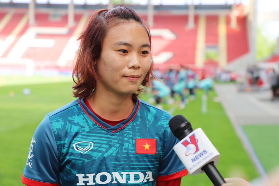 Tiền đạo Phạm Hải Yến trả lời phỏng vấn trước trận đấu với tuyển Đức. (Ảnh: Mạnh Hùng/TTXVN)