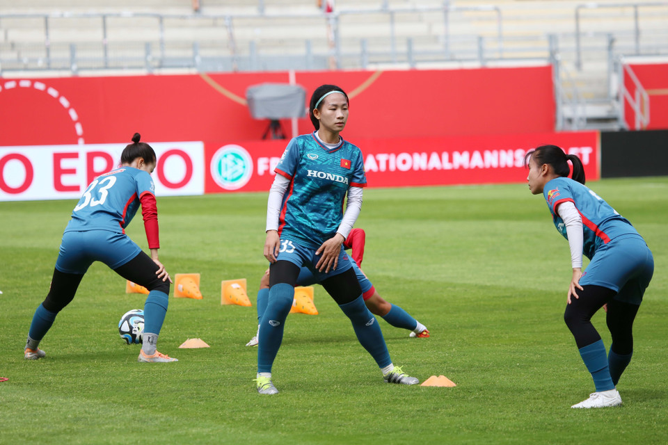 Các cầu thủ tập luyện, làm quen với sân cỏ trước trận đấu với tuyển Đức. (Ảnh: Mạnh Hùng/TTXVN)