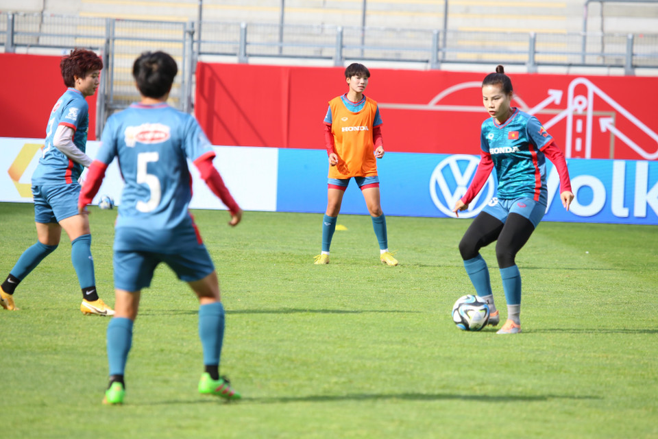 Đây là chia sẻ được ban huấn luyện cũng như các cầu thủ nhấn mạnh trong buổi họp báo và tập làm quen sân đấu ngày 23/6/2023 trước trận đấu được đánh giá là quan trọng nhất của tuyển nữ Việt Nam trong suốt thời gian tập huấn tại Đức và Ba Lan. (Ảnh: Mạnh Hùng/TTXVN)