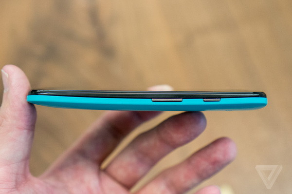 Cạnh bên của mẫu Moto G. (Nguồn: theverge.com)