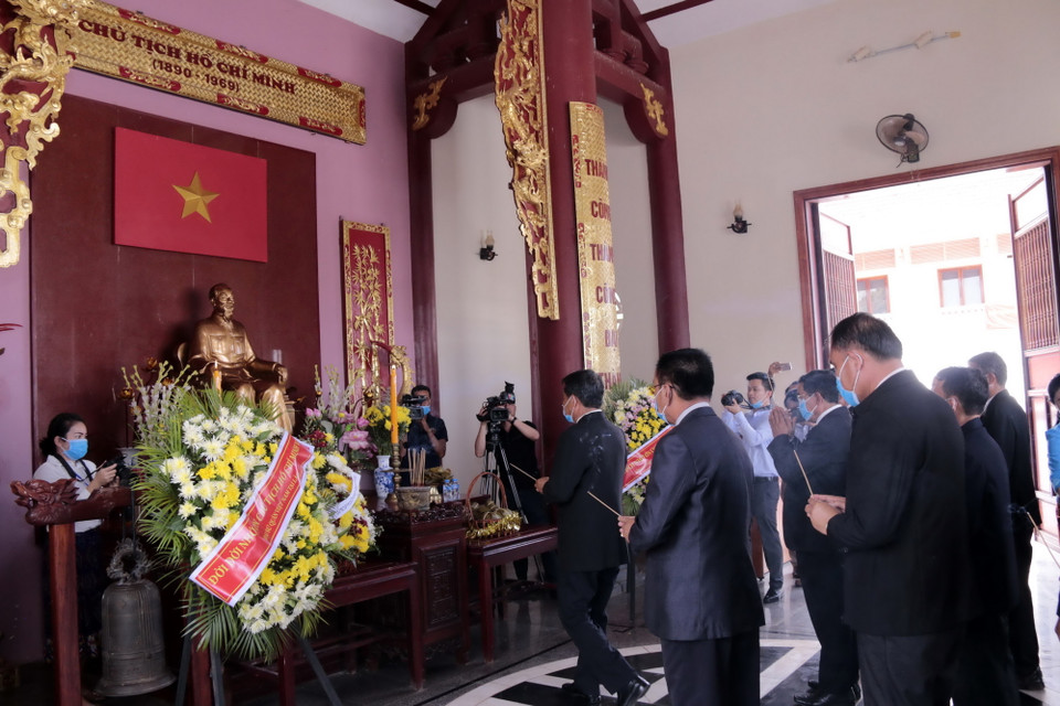 Các quan chức tỉnh Khammuan đến dâng hoa và thắp hương bày tỏ lòng tôn kính với Chủ tịch Hồ Chí Minh. (Ảnh: Phạm Kiên/Vietnam+)