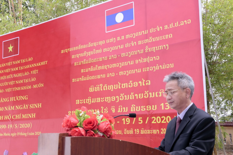 Ông Vũ Anh Dũng, Tổng Lãnh sự Việt Nam tại Savannakhet đọc diễn văn tại buổi lễ dâng hương. (Ảnh: Phạm Kiên/Vietnam+)