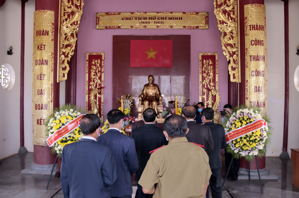 Các quan chức tỉnh Khammuan đến dâng hoa và thắp hương bày tỏ lòng tôn kính với Chủ tịch Hồ Chí Minh. (Ảnh: Phạm Kiên/Vietnam+)