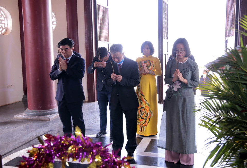 Đoàn Tổng lãnh sự quán Việt Nam tại Trung Lào đang dâng hương nhân kỷ niệm 130 năm ngày sinh Chủ tịch Hồ Chí Minh. (Ảnh: Phạm Kiên/Vietnam+)