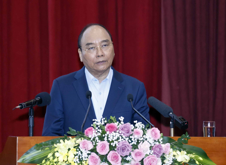 Chủ tịch nước Nguyễn Xuân Phúc chúc Tết các đối tượng chính sách. (Ảnh: Thóng Nhất/TTXVN)