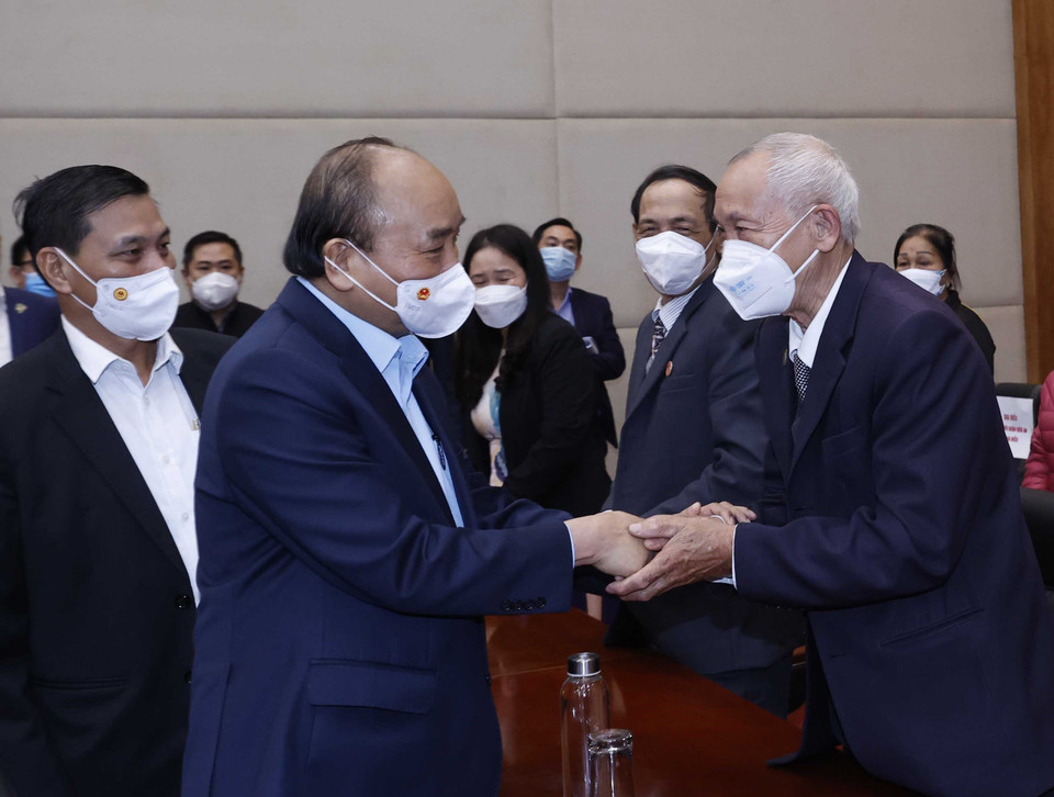 Sáng 26/1/2022, tại thành phố Hải Phòng, Chủ tịch nước Nguyễn Xuân Phúc thăm, tặng quà và chúc Tết các gia đình người có công, nạn nhân chất độc da cam, hộ nghèo, công nhân lao động nhân dịp Tết Nguyên đán Nhâm Dần 2022. (Ảnh: Thóng Nhất/TTXVN)