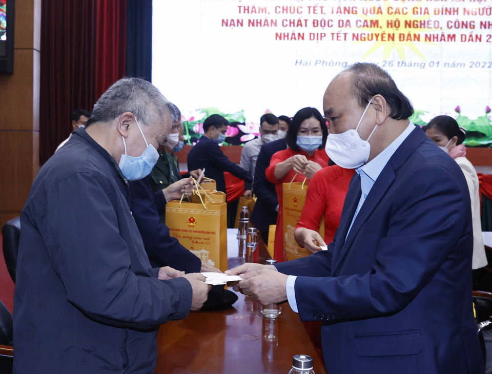 Chủ tịch nước Nguyễn Xuân Phúc tặng quà Tết cho các đối tượng chính sách. (Ảnh: Thóng Nhất/TTXVN)