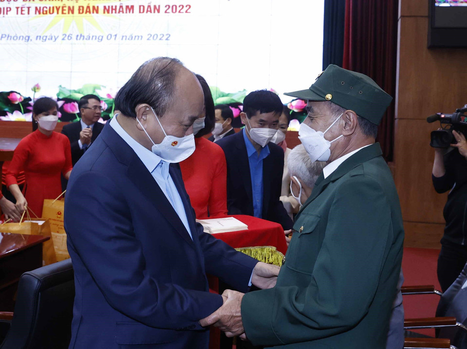 Chủ tịch nước Nguyễn Xuân Phúc tặng quà Tết cho các đối tượng chính sách. (Ảnh: Thóng Nhất/TTXVN)