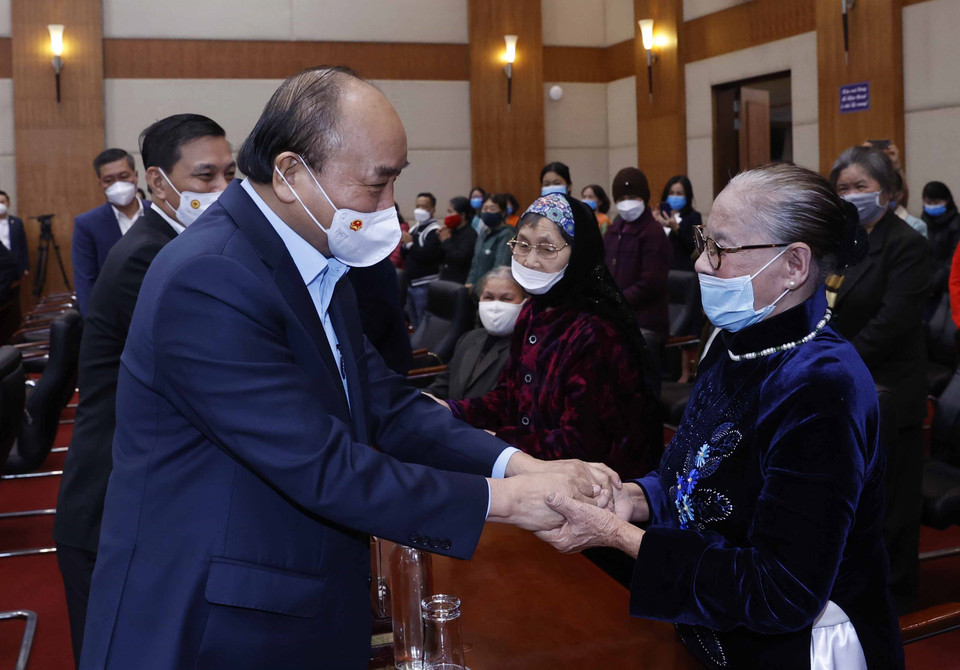 Chủ tịch nước Nguyễn Xuân Phúc thăm hỏi và chúc Tết các đại biểu. (Ảnh: Thóng Nhất/TTXVN)