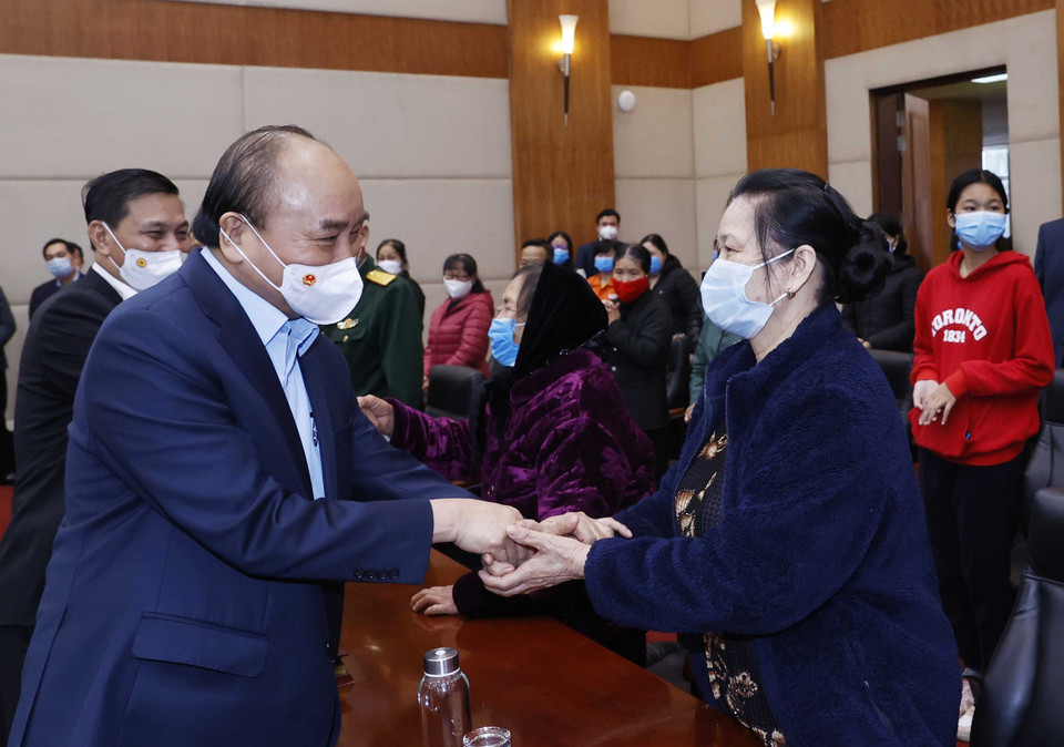 Chủ tịch nước Nguyễn Xuân Phúc thăm hỏi và chúc Tết các đại biểu. (Ảnh: Thóng Nhất/TTXVN)