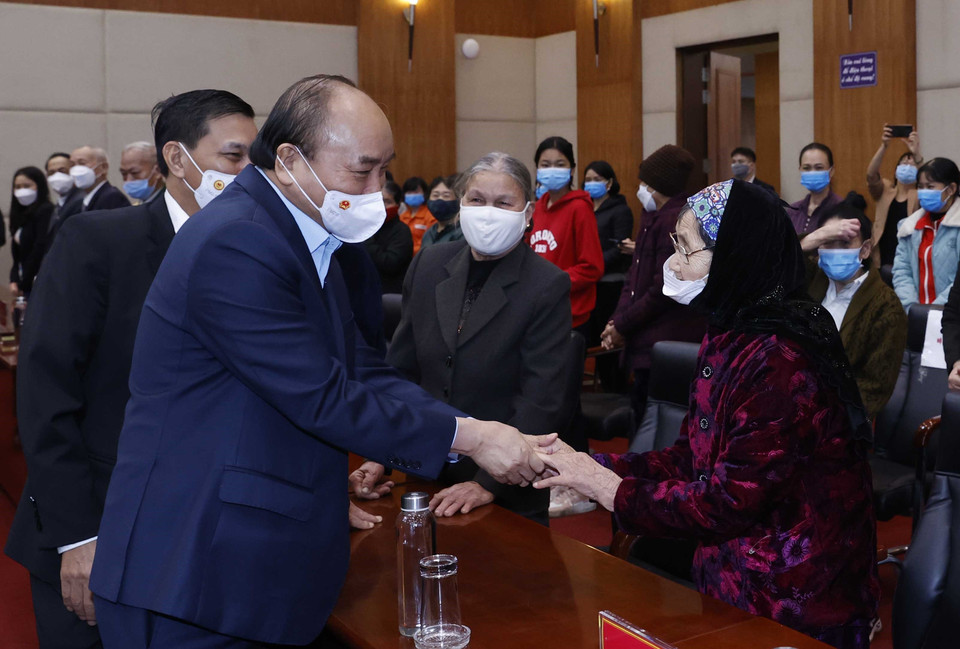 Chủ tịch nước Nguyễn Xuân Phúc thăm hỏi và chúc Tết các đại biểu. (Ảnh: Thóng Nhất/TTXVN)