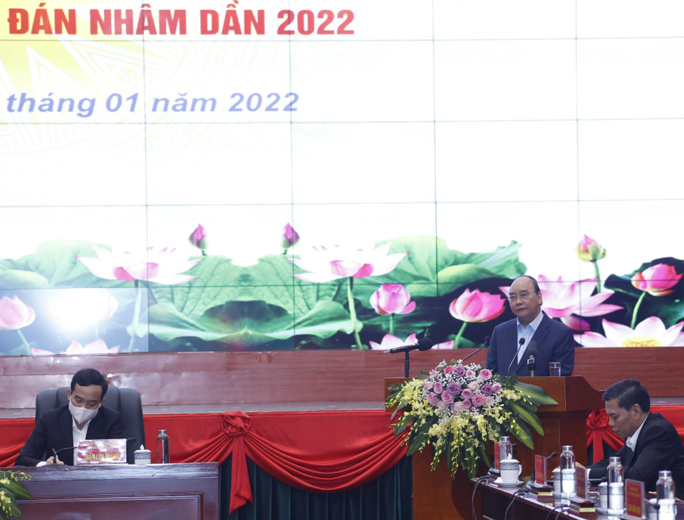 Chủ tịch nước Nguyễn Xuân Phúc chúc Tết các đối tượng chính sách. (Ảnh: Thóng Nhất/TTXVN)