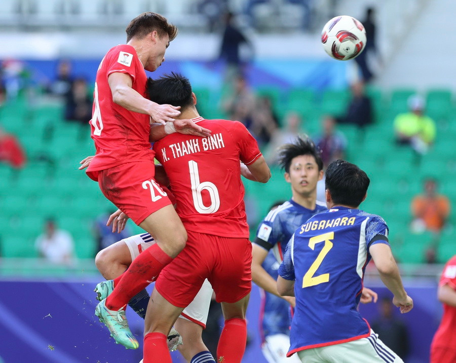 Trung vệ Bùi Hoàng Việt Anh có tình huống kiến tạo dẫn đến bàn nâng tỷ số lên 2-1 của Tuấn Hải ở phút 33. (Ảnh: Hoàng Linh/TTXVN)